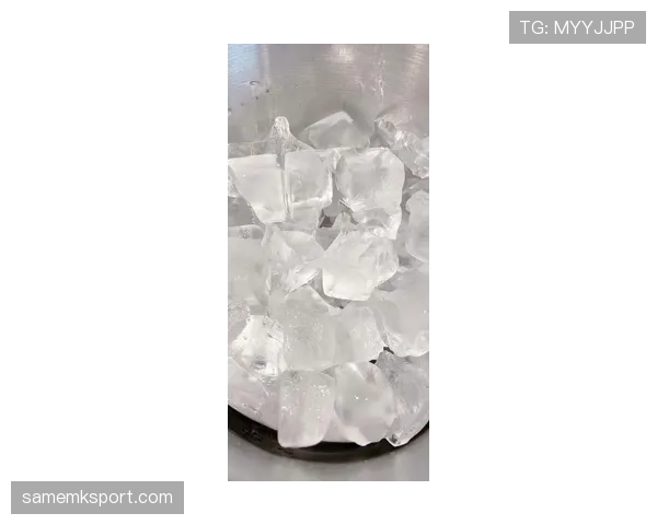 辛德胡训练完直接啃冰块降温,这自律狠人连喝水都算卡路里? 辛德胡训练完直接啃冰块降温,这自律狠人连喝水都算卡路里?